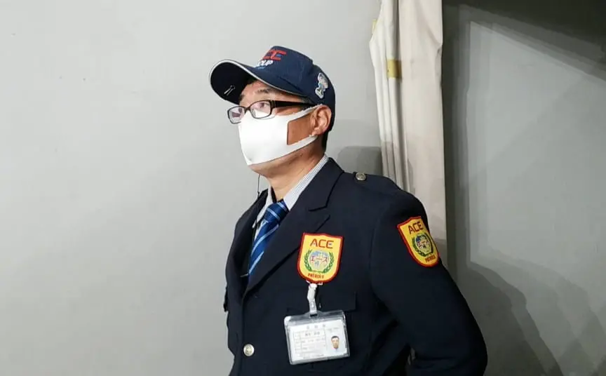 マスクをした男性の警備員